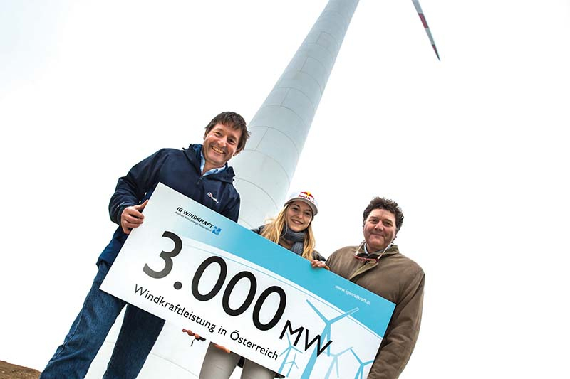Foto: Feiern 3.000 MW  Windkraftleistung in  Österreich: Stefan Moidl  (IG Windkraft), Jessica Pilz (Kletterweltmeisterin) und Martin Steininger (Windkraft Simonsfeld)