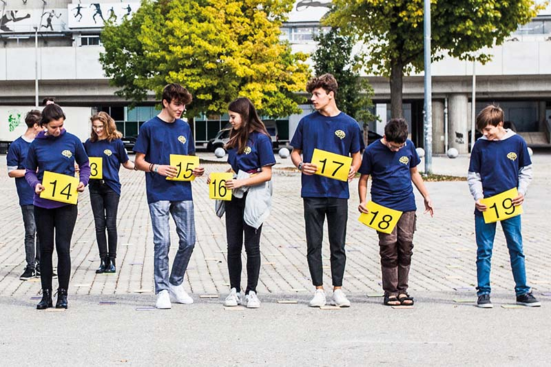 Foto: SchülerInnen stellten vor dem Ernst-Happel-Stadion mit einem menschlichen Sortiernetzwerk einen Weltrekord auf.