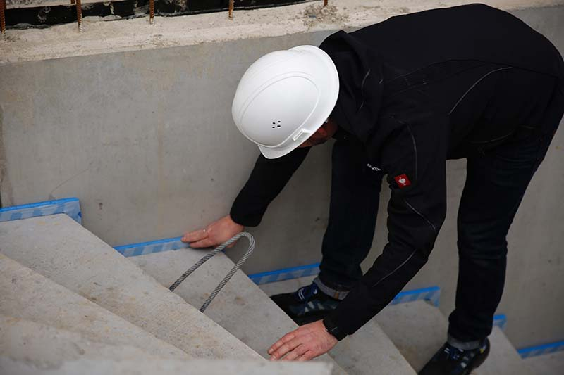 Foto: Das Schöck-Komplettsystem ist nach der einzigen Norm in Europa, die Schallmessungen bei Trittschalldämmelementen von Treppen regelt, der DIN 7396, geprüft.