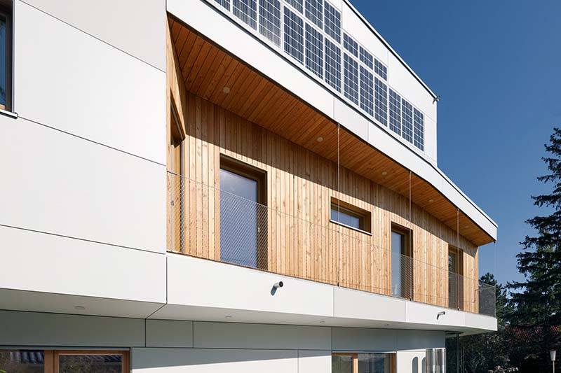 Foto: Eternit arbeitet an der optischen und technischen Integration von Photovoltaik in die Fassade (links).