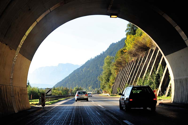 Bild oben: Das mehrjährige Tunnelsicherheitsprogramm der Asfinag mit einem Investitionsvolumen von mehr als vier Milliarden Euro geht heuer in die Zielgerade. Derzeit sind 166 Tunnel mit etwa 400 km Röhrenlänge in Betrieb. In Bau bzw. in Planung befinden sich 62 km. (Bild: A10)