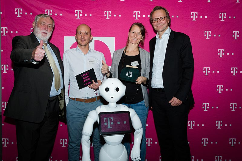 Franz Fischler (li.) und Andreas Bierwirth (re.) mit den Vorjahresgewinnern des Projekts „BiLLiTii“.