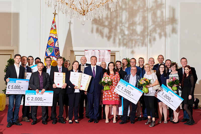 Wirtschaftskammer Wien Präsident Walter Ruck mit den Gewinnern des Stadterneuerungspreis 2018 (Bildquelle: Bernhard Wolf).