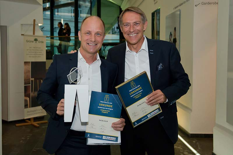 Foto: Ewald Rauter, Leiter Produktmanagement, und Geschäftsführer Walter Wiedenbauer freuen sich über die CSR-Trophäe Trigos.
