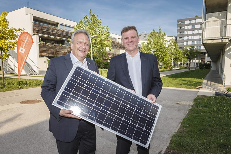 Michael Gehbauer und Michael Strebl präsentieren das erste Projekt zu Photovoltaik im Mehrparteienhaus.