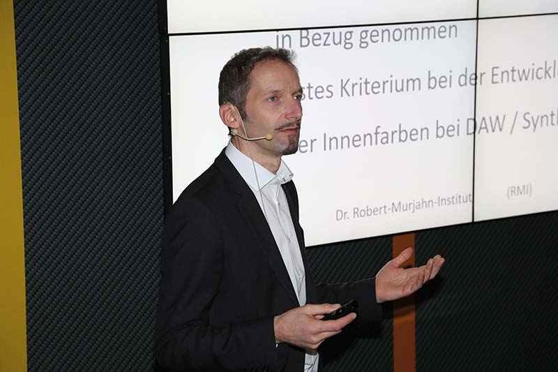 Foto: Dr. Helge Kramberger sprach am Synthesa-Symposium zum Thema konservierungsmittelfreie Innenfarben. 