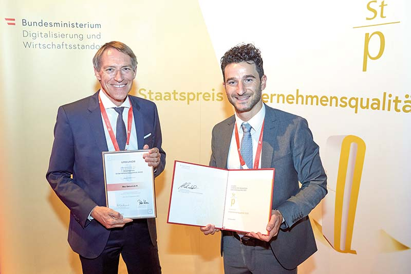 Foto: Geschäftsführer Walter Wiedenbauer und Personalleiter Florian Fleischhacker nahmen die Auszeichnung als »Bester Newcomer« im Rahmen der Verleihung des Staatspreises Unternehmensqualität entgegen. 