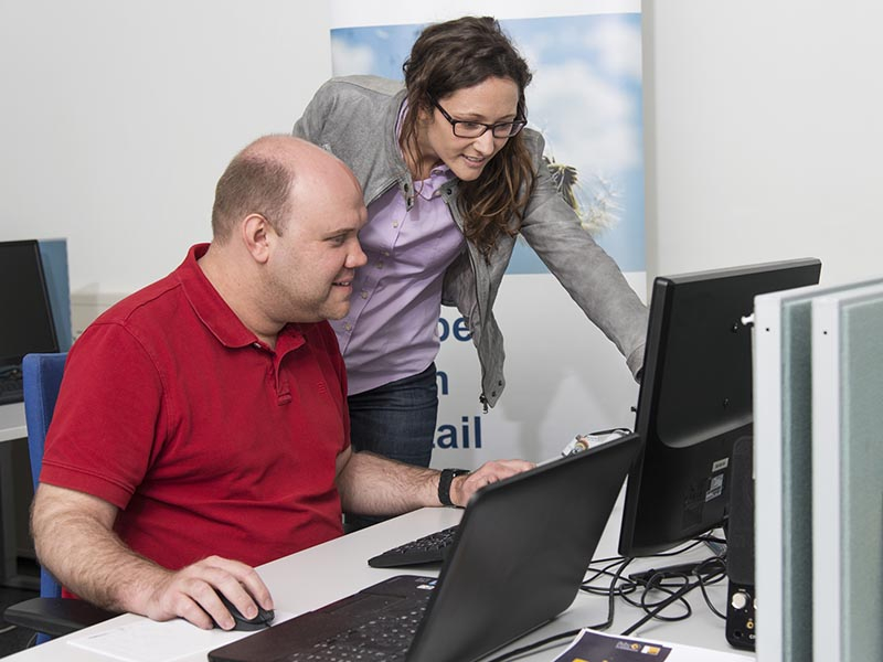 Querdenken gegen Expertenmangel in der IT-Branche: TestingPro bildet Menschen mit Autismus zu Software-Testern aus. Im Bild: Bettina Hillebrand, Specialisterne, mit einem Kandidaten.