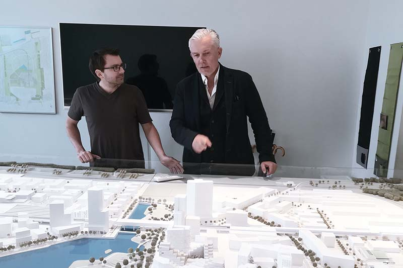 Foto: ASCR-Forschungsleiter Andreas Schuster (Siemens) mit ­Geschäftsführer Robert Grüneis vor dem Modell eines der größten Smart-City-Projekte Europas, der »aspern Seestadt«.