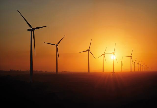 Windkraft vor Sonnenuntergang