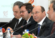 Vlnr.: Minister Gabriel Sandu, Christian Rupp, Digitales Österreich, Traian Basescu, Präsident Rumäniens und Nicolae Badea, Präsident Computerland Romania.