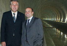 Herwig Wiltberger, ÖBB Infrastruktur AG, und Thomas Schöpf, KCC, blicken gemeinsam im Tunnel in die GSM-R-Zukunft.