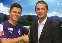 SV-Salzburg-Stürmer Marko Vujic mit Sponsor MyPhone-Manager Fredy Scheucher.