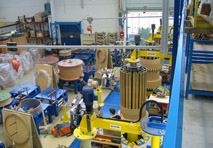 Blick in eine Montagehalle für aktive Baugruppen von Transformatoren.