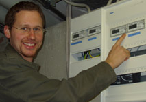 Christian Hipp, technischer Leiter Sonnenplatz Großschönau, beim Kontrollieren der Energieverbrauchsdaten.
