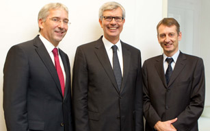 Thomas Karall, Verbund Austrian Power Grid, Walter Boltz, E-Control, und Erich Entstrasser, Tiwag Netz AG, stellen Übereinkommen vor.
