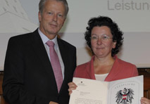  Wirtschaftsminister Reinhold Mitterlehner mit Friederike Petznek-Stadlbauer, Geschäftsführerin Raiffeisen Informatik GmbH.