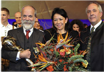Preisträger Fritz Mondl mit Laudatorin Hong Nguyen, Präsidentin Starise Group, und Energy-Globe-Erfinder Wolfgang Neumann (v.l.).