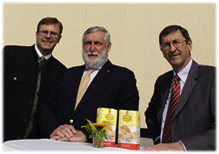 Bernhard Gitl, Geschäftsführer Farina, Franz Fischler, Präsident des Ökosozialen Forums, Josef Dietrich, Geschäftsführer Vonwiller (v.l.n.r.).