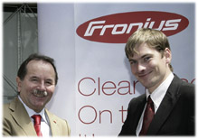 Fronius-Geschäftsführer Klaus Fronius (li.) mit Jakub Janda.
