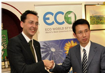 Wu Guo Hua, Director Environmental Protection TEDA (r.), überreicht Bernhard Puttinger, Geschäftsführer Eco World Styria, einen Eco-Partnervertrag.