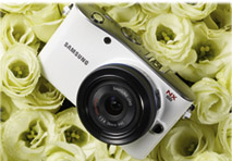 Die Systemkamera ''NX100'' von Samsung liefert eine mit Spiegelreflexkameras locker vergleichbare Bildqualität.