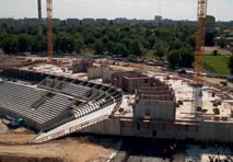 La Manoliu: Zentraler Gerüstturm als Herzstück der Schalungsarbeiten im neuen Bukarester Stadion.