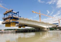 S 33 – Donaubrücke Traismauer Premiere des Doka-Freivorbauwagens beim Bau der Donaubrücke in Traismauer. 