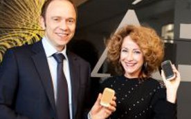 Alexander Sperl, Vorstandsdirektor und Chief Commercial Officer von A1 Telekom Austria, und Sandra Pires, Sängerin, bei der Live-Demo von HD Voice im A1 Shop.