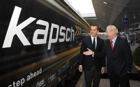 ÖBB-Boss Christian Kern taufte gemeinsam mit Kari Kapsch eine Tauruslok auf den Namen des Wiener Technologieunternehmens.