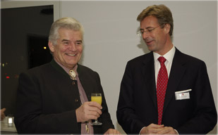 Auch der Hörschinger Bürgermeister Gunter Kastner gratulierte Rustler-Geschäftsführer Robert Wegerer zum geglückten Expansionsschritt.