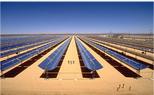 Solarfeld eines Parabolrinnenkraftwerks in der Mojave-Wüste.
